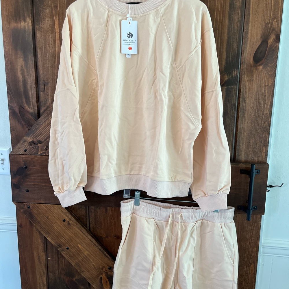 New With Tags SET Women’s Oversize Sweatshirt & Short Set in Cream NWT